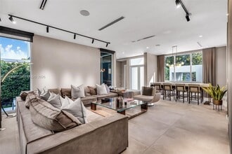 285 W Mashta Dr in Miami, FL - Building Photo - Building Photo