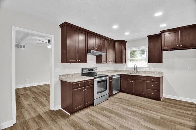 property at 3 Lord Foxley Ct