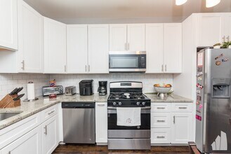 1431 N Springfield Ave, Unit 2 in Chicago, IL - Building Photo - Building Photo