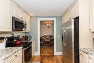 69 Dennett St in Portsmouth, NH - Building Photo - Building Photo