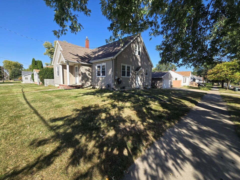 1625 W 6th St in Waterloo, IA - Building Photo