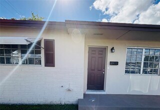 301 SW 10th Terrace in Hallandale Beach, FL - Building Photo - Building Photo