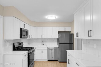 4 Cooper Ct in Freehold, NJ - Building Photo - Building Photo