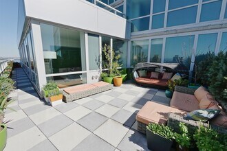 2 2nd St in Jersey City, NJ - Foto de edificio - Building Photo