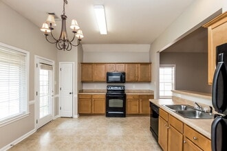 10215 Morning Hill Dr in Memphis, TN - Foto de edificio - Building Photo