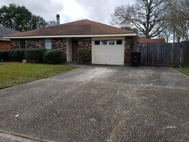 121 Brentwood Dr in Belle Chasse, LA - Building Photo