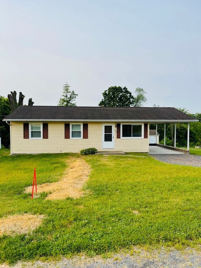 244 E Riverside Dr in Timberville, VA - Foto de edificio - Building Photo