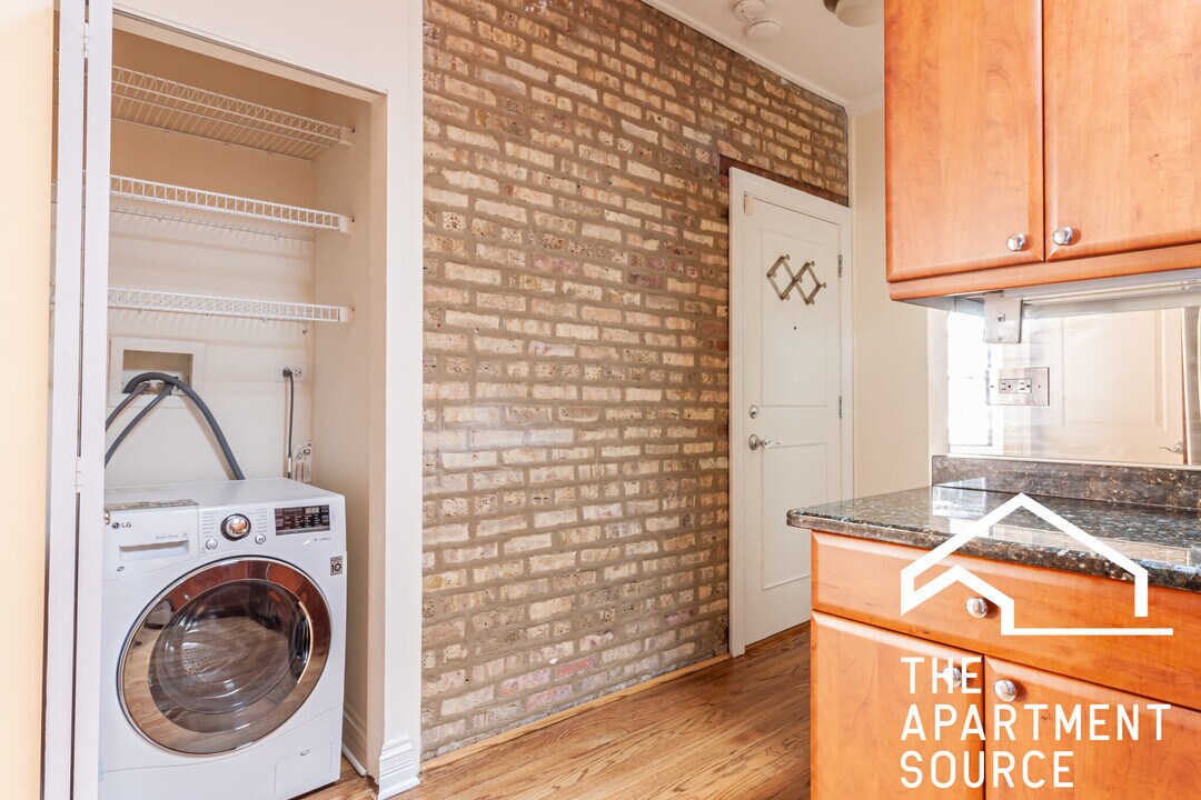 626 W Roscoe St, Unit 3B in Chicago, IL - Foto de edificio