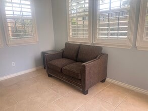 8229 Honey Brook Ct in Corona, CA - Foto de edificio - Building Photo