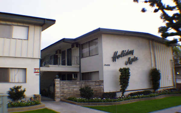 Holiday Manor Apartments in Downey, CA - Building Photo - Building Photo