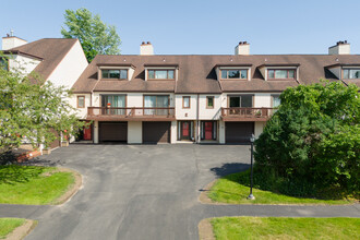 Woodgate Village in East Amherst, NY - Foto de edificio - Building Photo