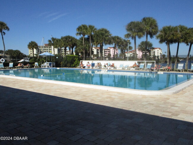 721 S Beach St in Daytona Beach, FL - Building Photo - Building Photo