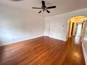 4034 Calvert St NW in Washington, DC - Foto de edificio - Building Photo