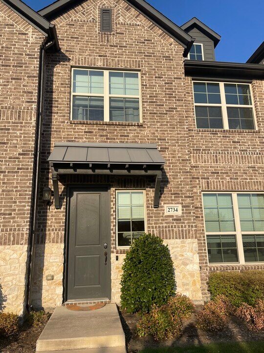 2734 Vista Park Ln in Lewisville, TX - Building Photo