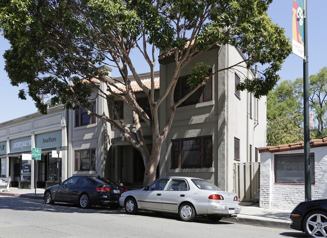 5844 College Ave in Oakland, CA - Foto de edificio - Building Photo