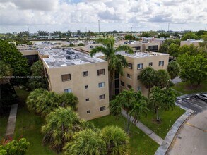 8625 NW 8th St in Miami, FL - Building Photo - Building Photo