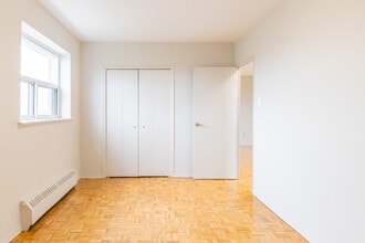 1051-1061 Seneca Av in Mississauga, ON - Building Photo - Interior Photo