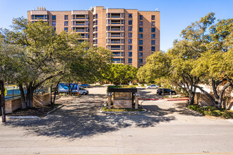 The Carlyle in San Antonio, TX - Building Photo - Building Photo