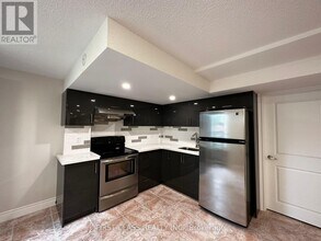365 Meegan Ct in Newmarket, ON - Building Photo - Building Photo