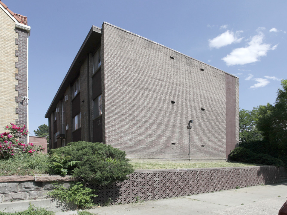 Cora Loma Apartments in Denver, CO - Foto de edificio