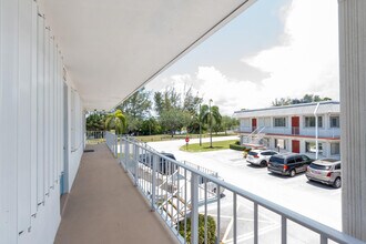 2880 Lake Osborne Dr in Lake Worth Beach, FL - Building Photo - Building Photo