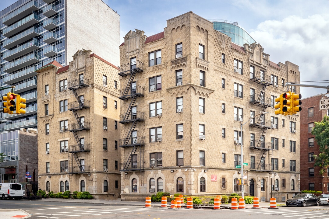 4246 Bowne St in Flushing, NY - Foto de edificio