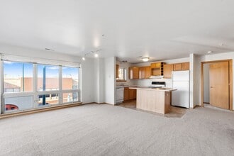 Six Points Apartments in West Allis, WI - Foto de edificio - Building Photo