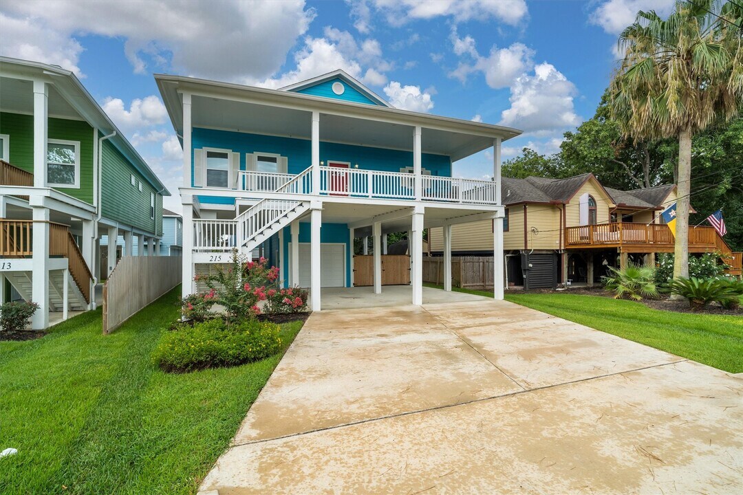 215 West Dr in Kemah, TX - Building Photo