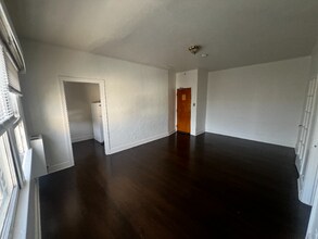 1740 Winona Blvd, Unit 208 in Los Angeles, CA - Building Photo - Building Photo