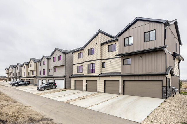 Kinglet Blvd NW in Edmonton, AB - Building Photo - Building Photo