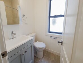 1950 W Wilson Ave, Unit 2R in Chicago, IL - Building Photo - Building Photo