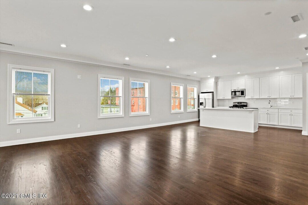 4 Armonk St in Greenwich, CT - Foto de edificio