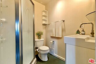 1023 Oak Grove Dr in Los Angeles, CA - Building Photo - Building Photo