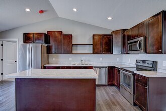 1303 Blue Jay Pl in New Richmond, WI - Building Photo - Building Photo