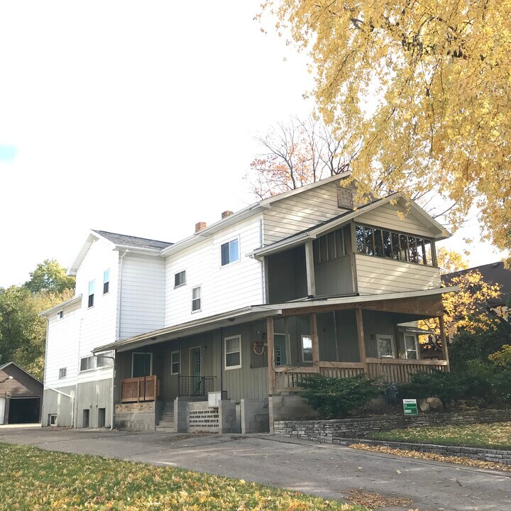 536 Algoma Blvd in Oshkosh, WI - Building Photo