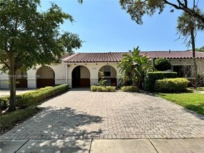 7002 Holly Rd in Miami Lakes, FL - Building Photo - Building Photo