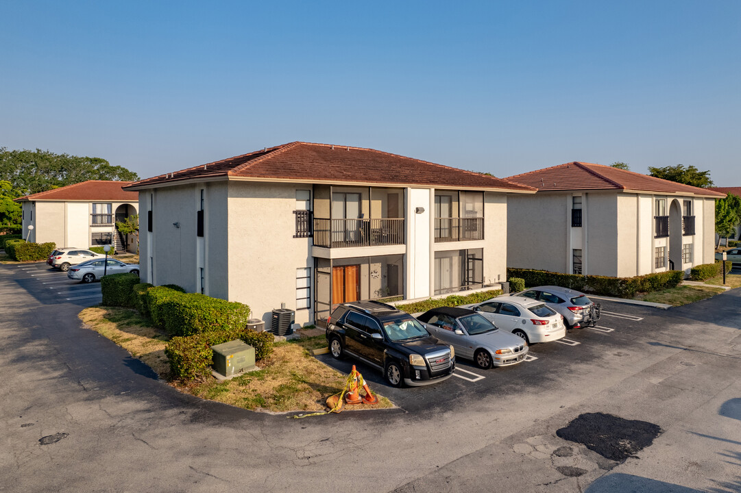 Cypress Trace Condo in Coral Springs, FL - Building Photo