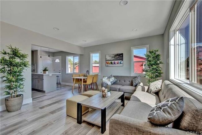 property at 907 W Arbutus St
