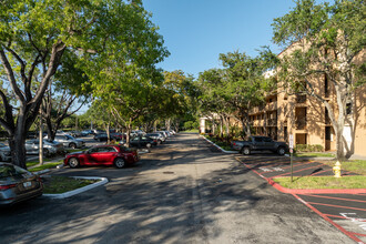 Jacaranda Heights in Fort Lauderdale, FL - Building Photo - Building Photo