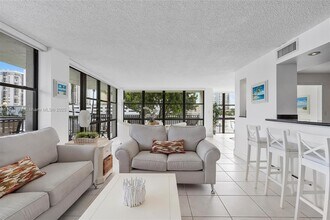 1000 Parkview Dr in Hallandale Beach, FL - Building Photo - Building Photo