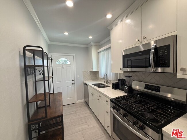 property at 1935 N Hollywood Way