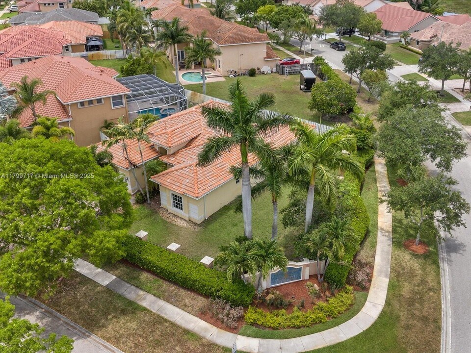 16305 NW 15th St in Pembroke Pines, FL - Building Photo