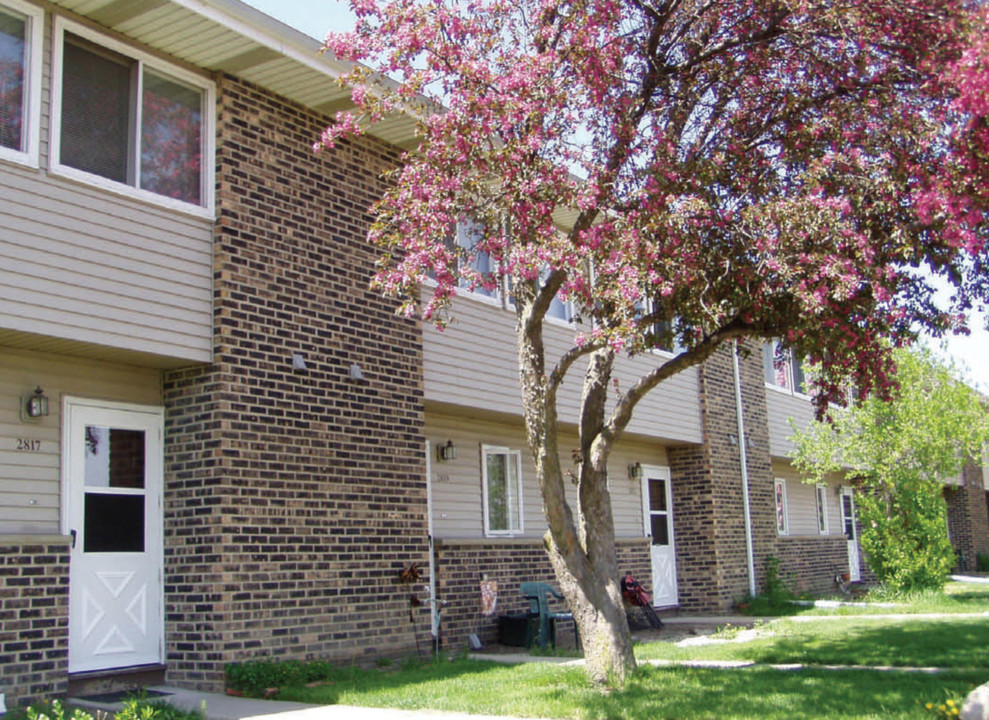 Woodlane Townhomes in Janesville, WI - Foto de edificio