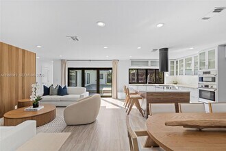 116 W 1st Ct in Miami Beach, FL - Building Photo - Building Photo