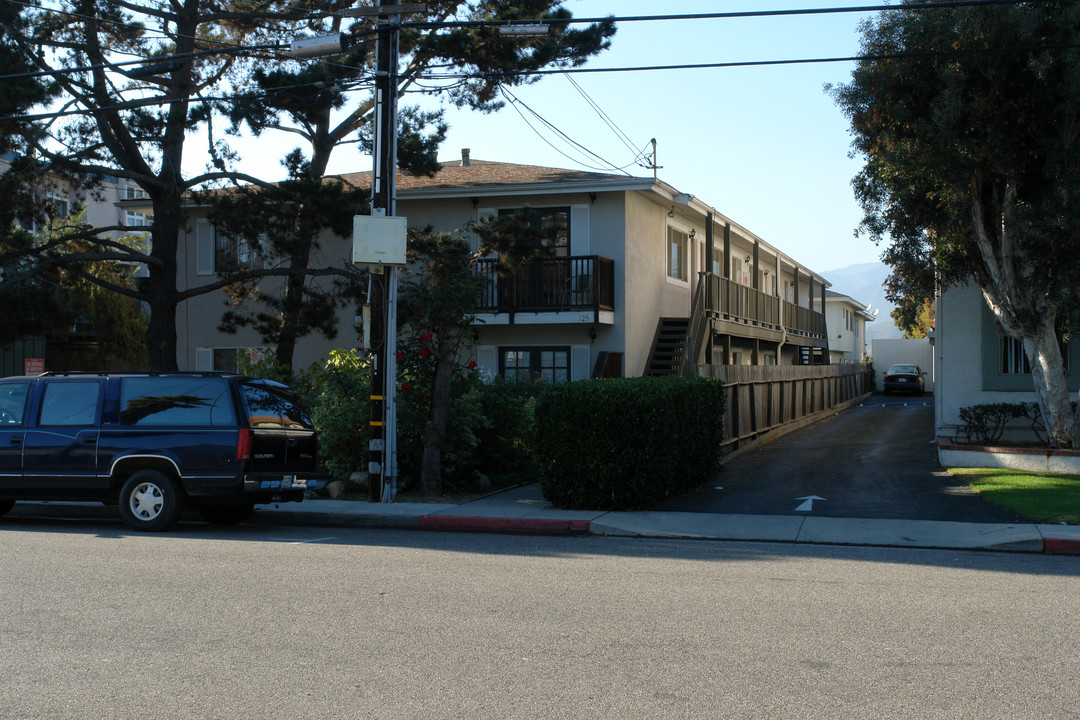 Holly Beach Apartments in Carpinteria, CA - Building Photo