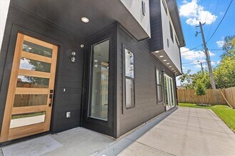 5110 Longmeadow St, Unit B in Houston, TX - Building Photo - Building Photo