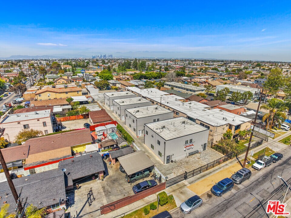 649 W 92nd St in Los Angeles, CA - Building Photo