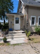 5883 Mcleod Rd in Niagara Falls, ON - Building Photo