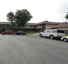 The L'Orient in Sun Valley, CA - Foto de edificio - Building Photo