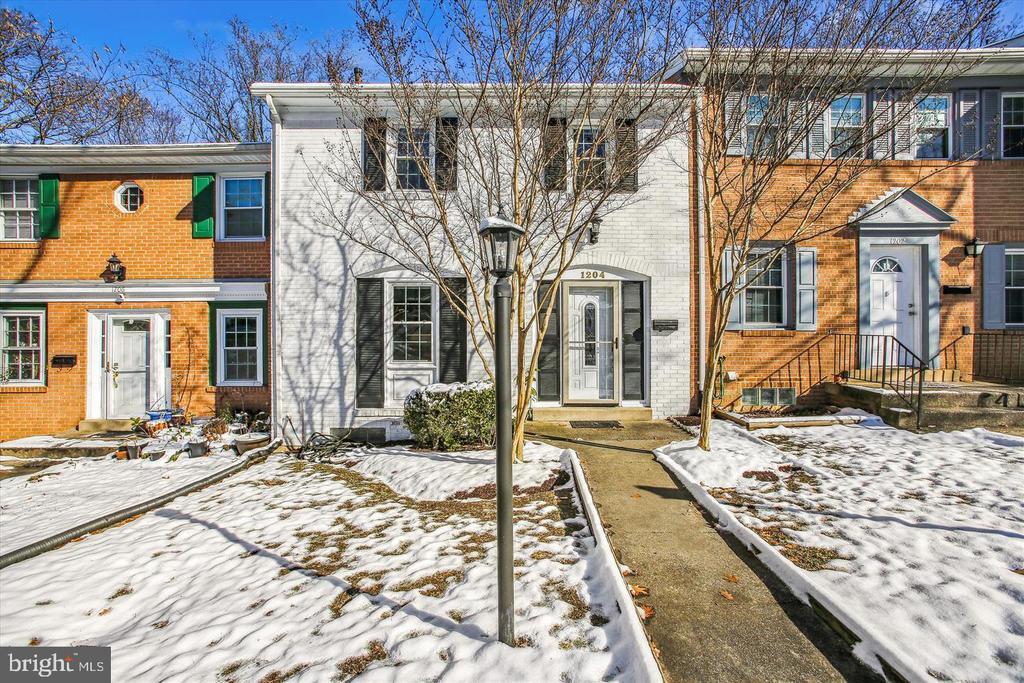 1204 Fox Run Pl in Woodbridge, VA - Building Photo